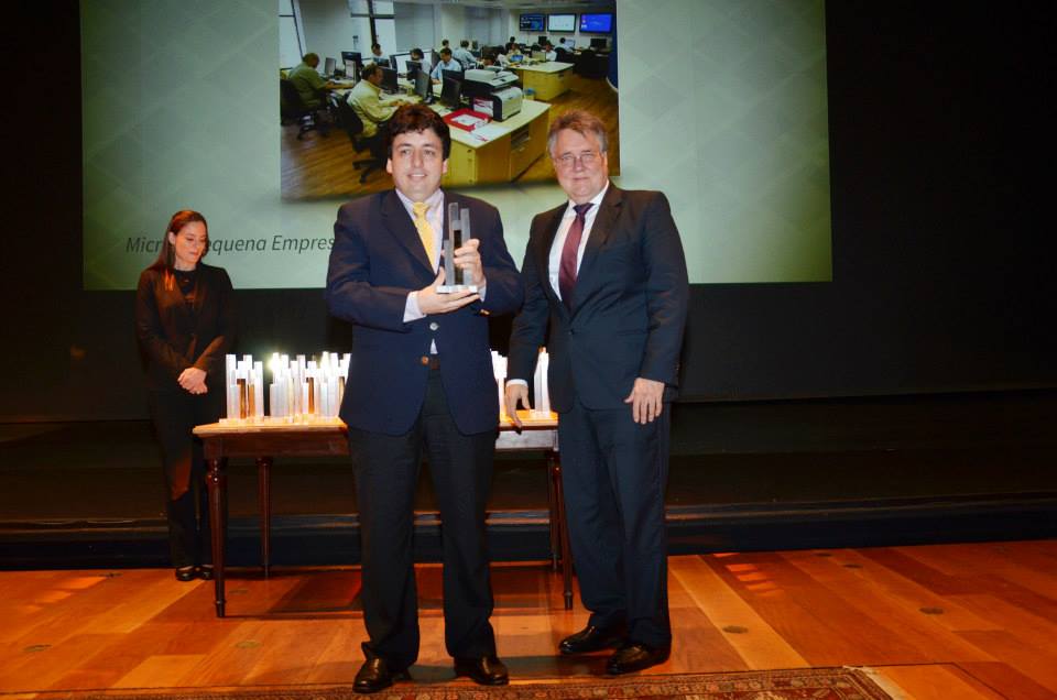 Categoria Pequena Empresa (Região Sudeste): Armando Clemente, do Sebrae, entrega o prêmio a Adriano Lima, da WebRadar (RJ)