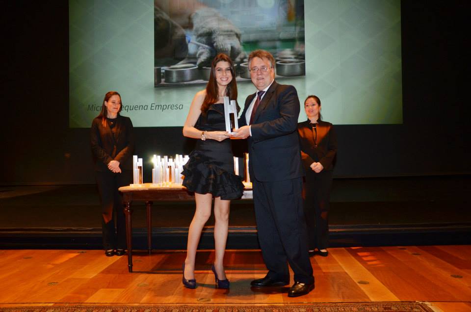 Categoria Pequena Empresa (Região Sul): Armando Clemente, do Sebrae, entrega o prêmio a Diana Finkler, da Marina Borrachas (RS)