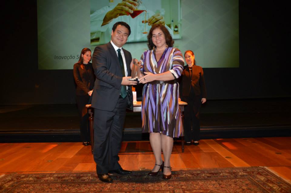 Categoria Inovação Sustentável (Região Norte): Patrícia Ashley, professora da UFF na área de sustentabilidade, entrega o prêmio a Thiago Terada, da Beraca (PA)