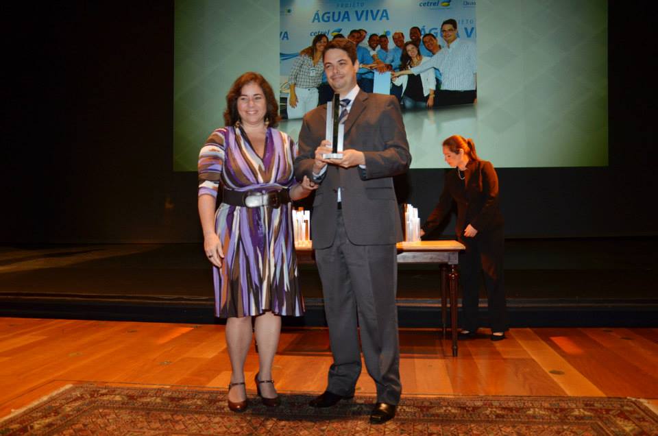Categoria Inovação Sustentável (Região Nordeste): Patrícia Ashley, professora da UFF na área de sustentabilidade, entrega o prêmio a Eduardo Lima, da Cetrel (BA).
