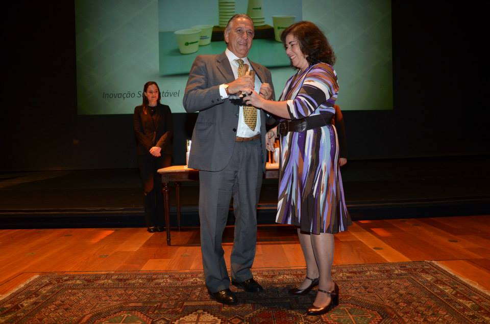 Categoria Inovação Sustentável (Região Sudeste): Patrícia Ashley, professora da UFF na área de sustentabilidade, entrega o prêmio a Claudio Rocha, da CBPAK (RJ).