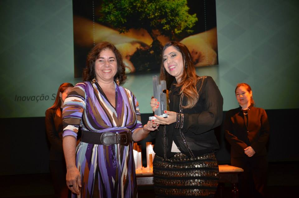 Categoria Inovação Sustentável (Região Sul): Patrícia Ashley, professora da UFF na área de sustentabilidade, entrega o prêmio a Joyce Quenca, da Biodiversité (PR).