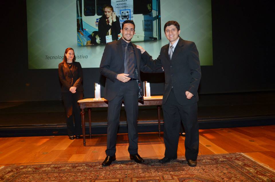 Categoria Tecnologia Assistiva (Região Sudeste): Marcelo Valente, analista da FINEP, entrega o prêmio a Adriano Assis, da Geraes (MG)