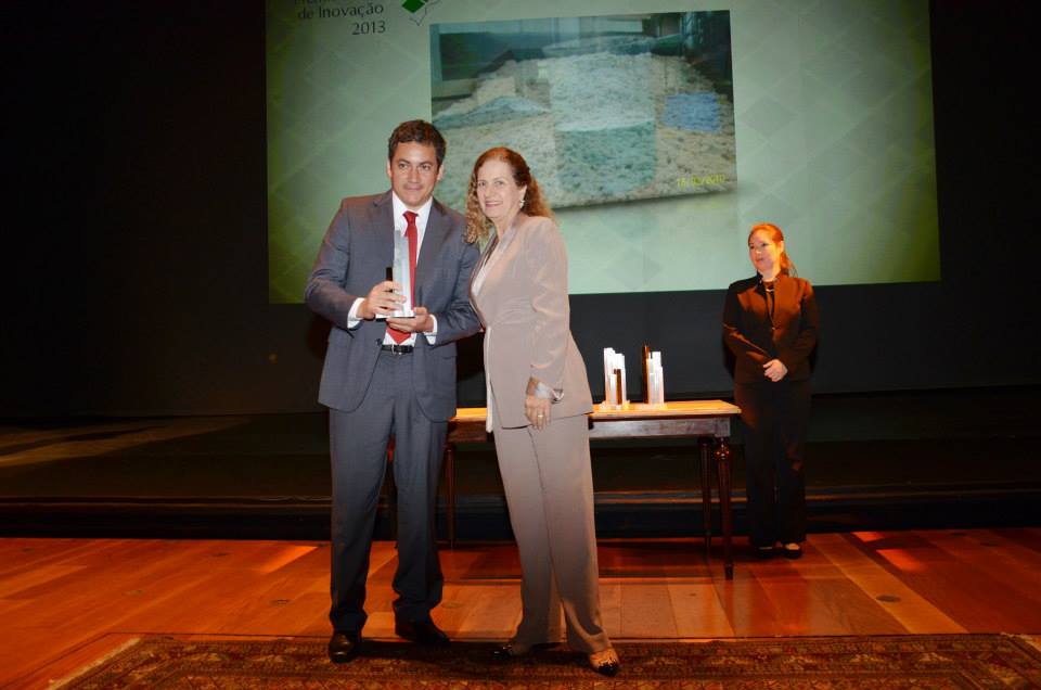 Categoria Inventor Inovador (Região Sudeste): Denise Gregory, do INPI, entrega o prêmio a Luiz Carlos de Oliveira (MG)