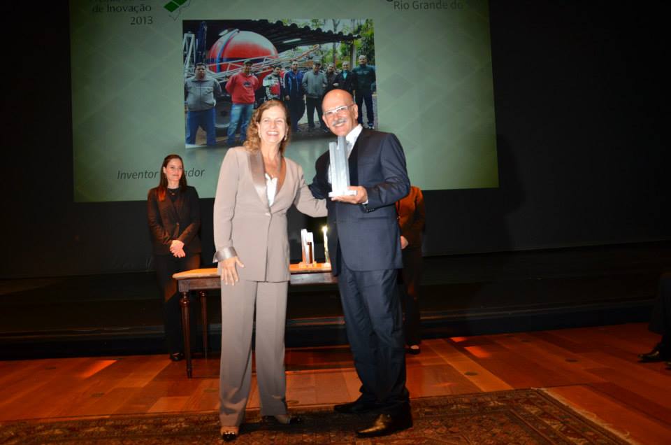 Categoria Inventor Inovador (Região Sul): Denise Gregory, do INPI, entrega o prêmio a João de Deus Lamas (RS)