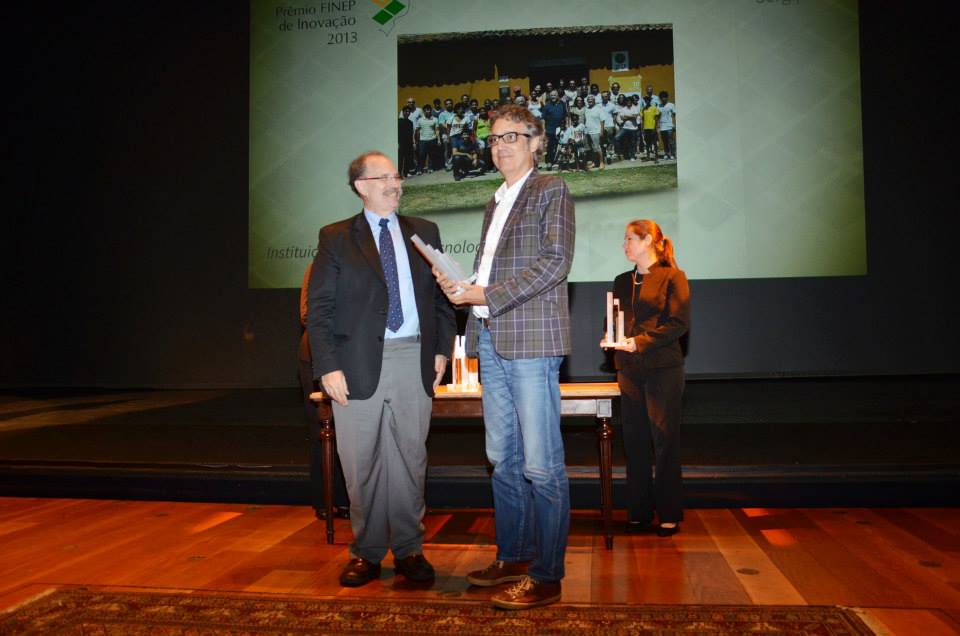 Categoria Instituição de Ciência e Tecnologia (Região Nordeste): Glauco Arbix, presidente da FINEP, entrega o prêmio a Saulo Barretto, do IPTI