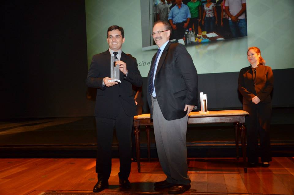 Categoria Instituição de Ciência e Tecnologia (Região Centro-Oeste): Glauco Arbix, presidente da FINEP, entrega o prêmio a Wendell Coltro, da UFGO (GO)