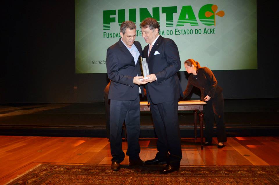 Categoria Tecnologia Social (Região Norte): Carlos Ganem, coordenador nacional do Prêmio FINEP, entrega o prêmio a Luis Augusto Azevedo, da FUNTAC (AC)
