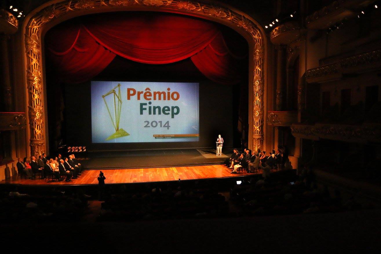 Presidente da Finep, Glauco Arbix, discursa na abertura, com os premiados no palco.