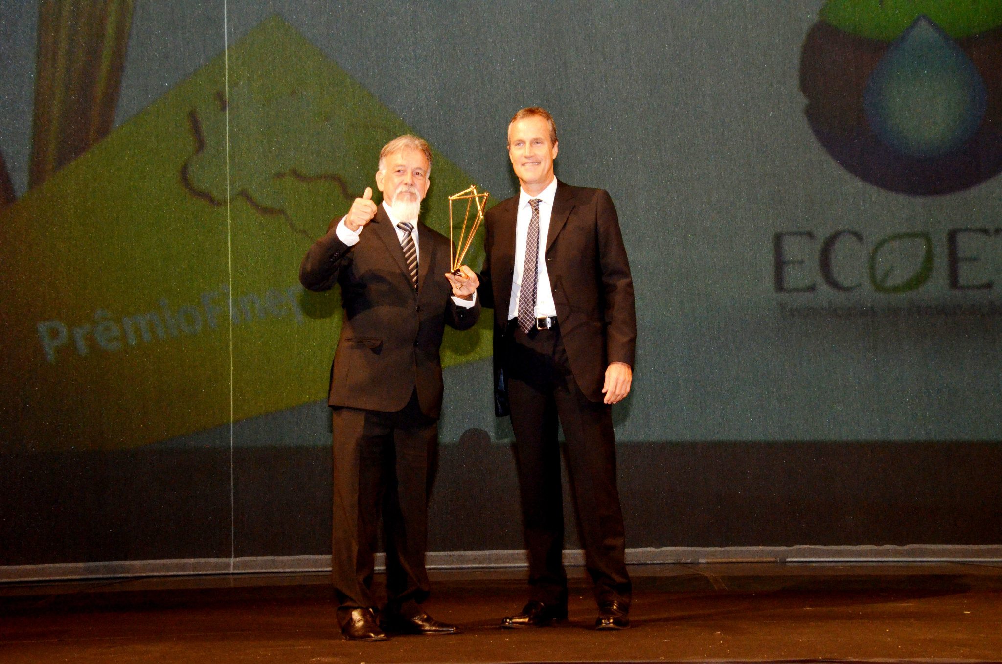 Fernando Ribeiro entrega troféu a Antônio Bento Neto, representante da Ecoete