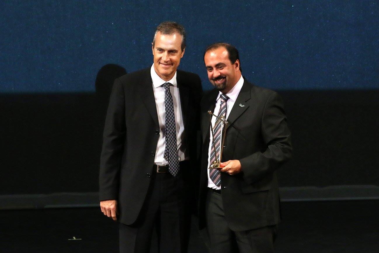 Fernando Ribeiro entrega troféu a Rogério Caetano, representante da FPF Tech.