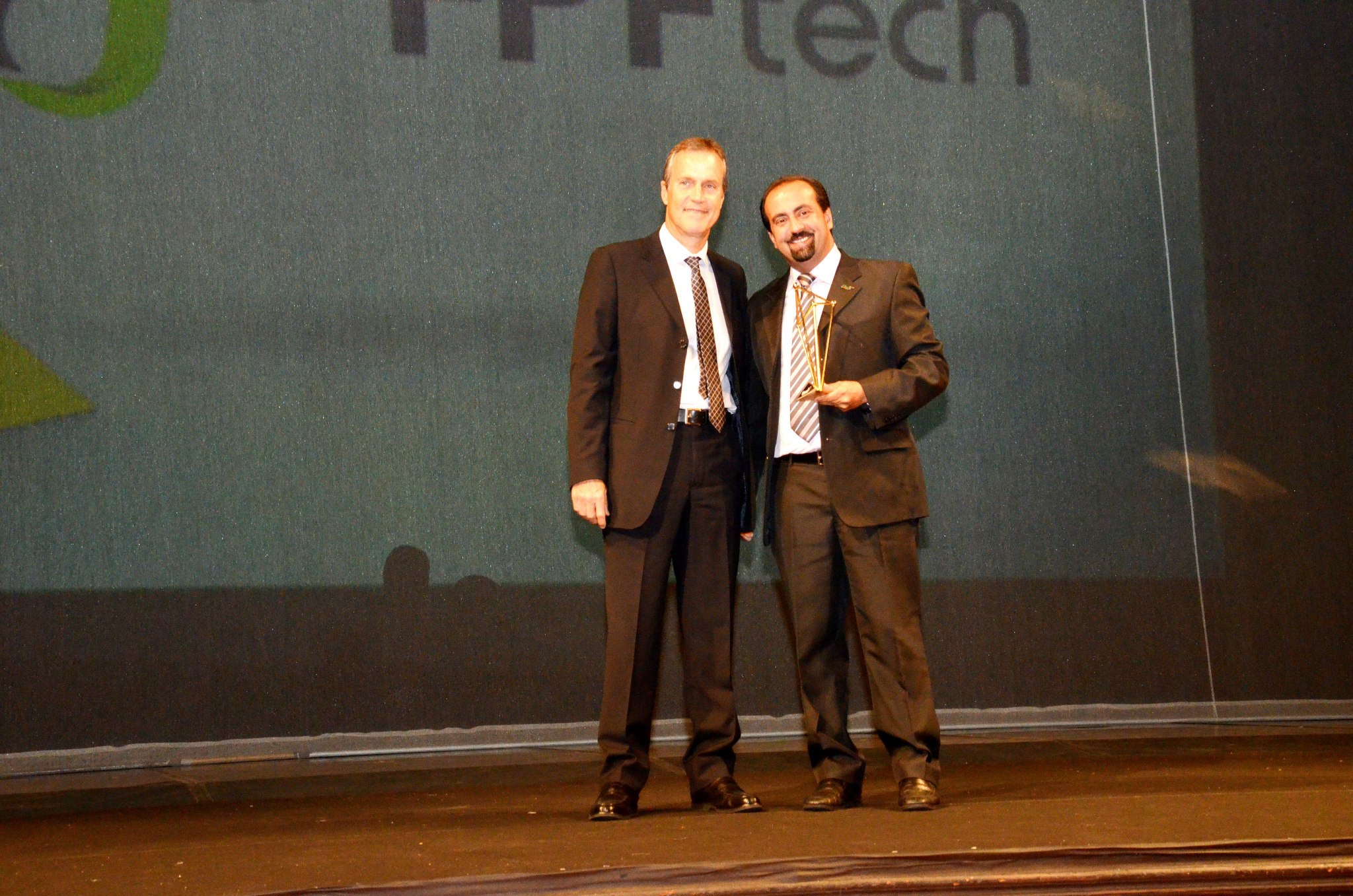 O representante da FPF Tech, Rogério Caetano, recebe o prêmio pela categoria ICT da região norte.