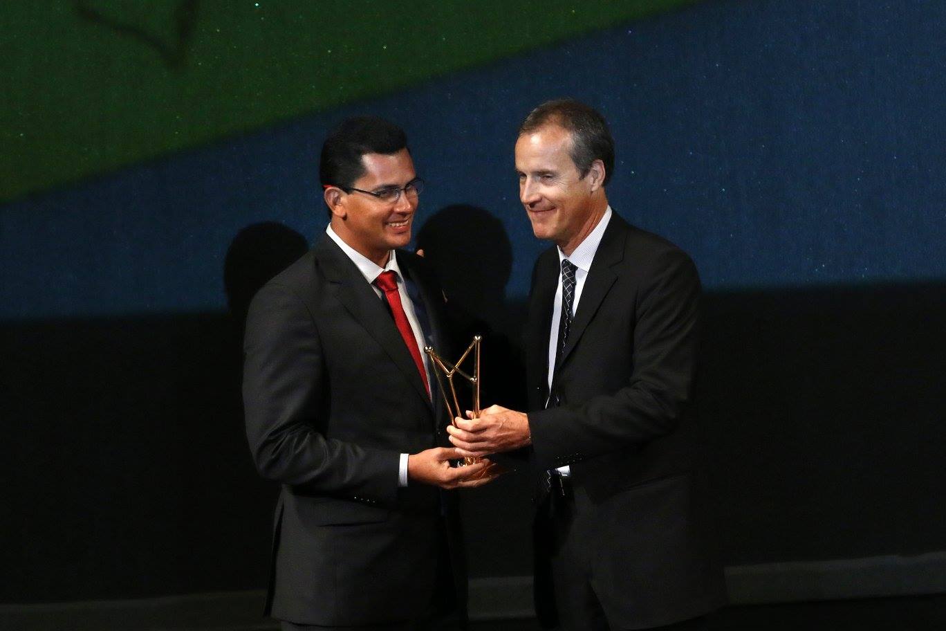 Fernando Ribeiro entrega troféu a Fredson Andrade, representante da FabriQ