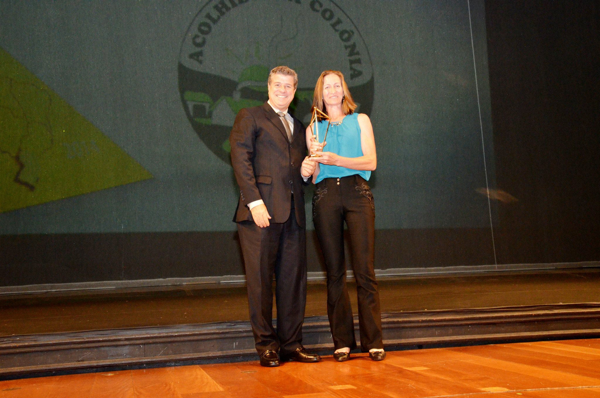 Claudio Guimarães entrega troféu a Rosangela Vanderlinde, representante da Acolhida na Colônia.
