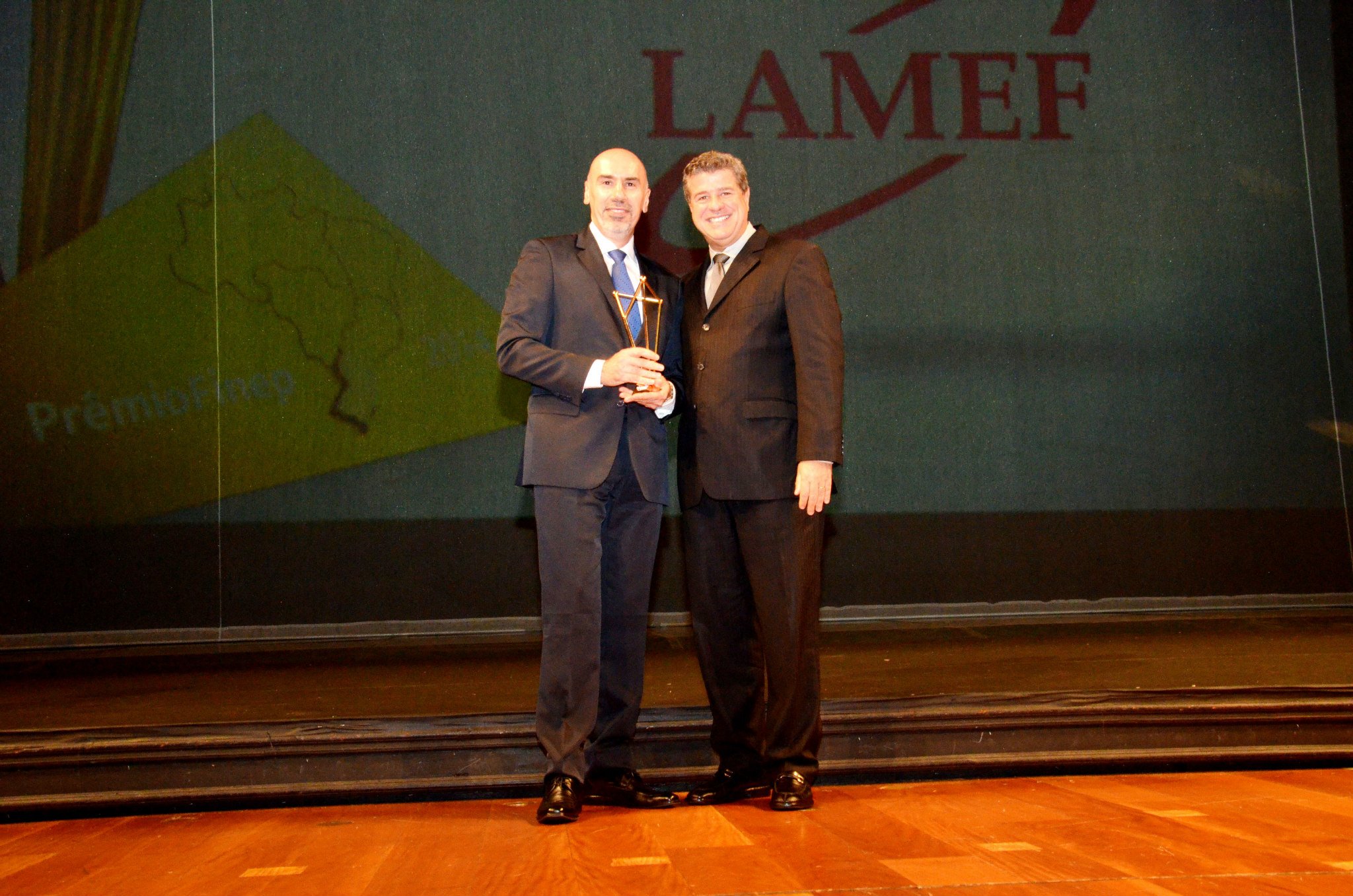 Ralf Wellis representante do Lamef da UFRGS recebeu o troféu pela categoria ICT Região Sul.