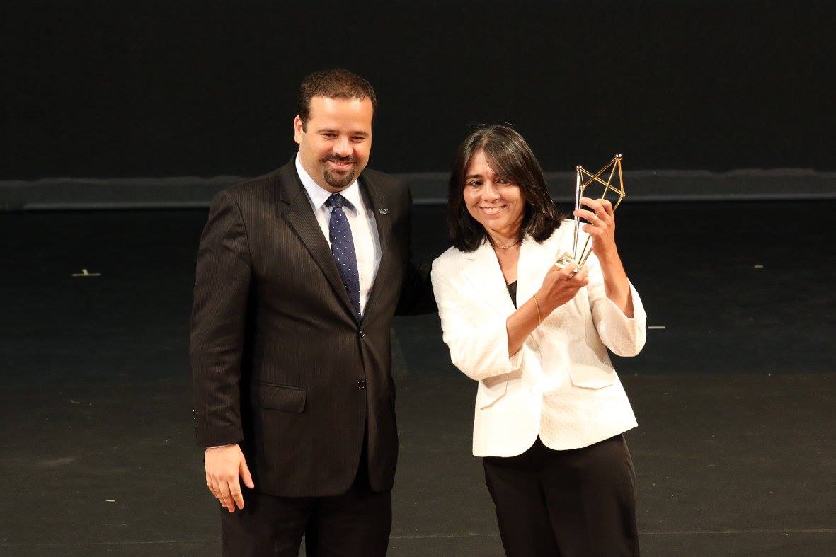 Rodrigo Fonseca entrega troféu a Maria Ligia Macedo do LPPFB da UFMS.