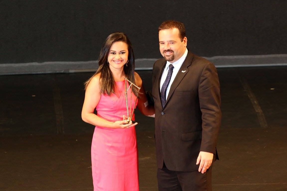 Rodrigo Fonseca entrega troféu a Roseane Fernandes, representante da Wise.