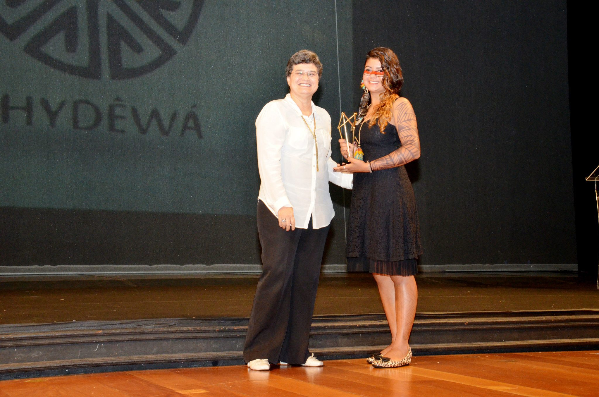 Maria Salete Cavalcanti entrega troféu a Laís Eduardo Tupinambá, representante da Thydewá.