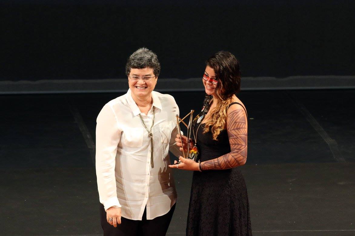 Laís Tupinambá da ONG Thydewá recebeu o troféu da categoria Tecnologia Social Região Nordeste.