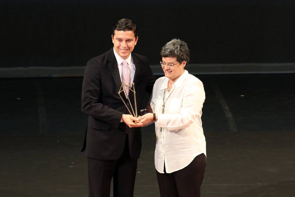 Maria Salete Cavalcanti entrega troféu a Andre de Freitas da Piscis.