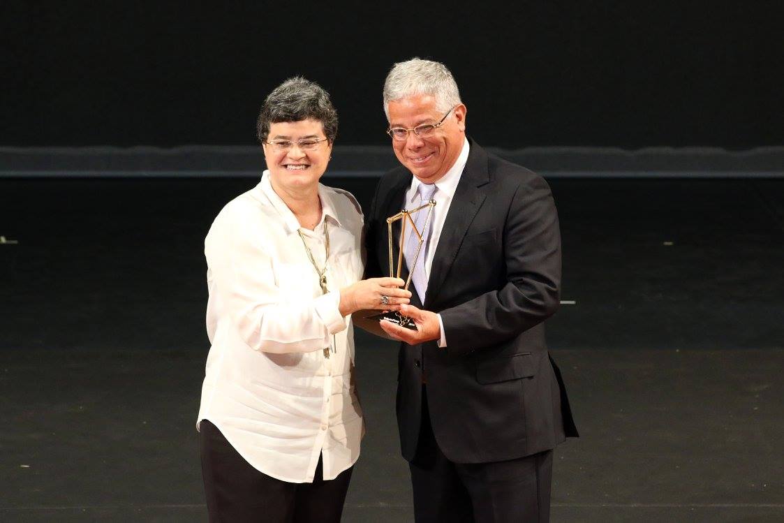 Maria Salete Cavalcanti, diretora de Gestão Corporativa da Finep, entrega troféu a José Nilo.