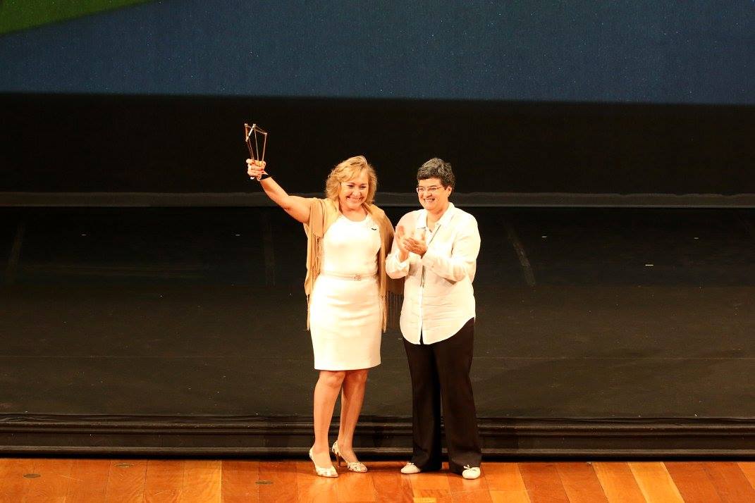Maria Salete Cavalcanti entrega troféu a Cândida Amália representante do CTGás-ER