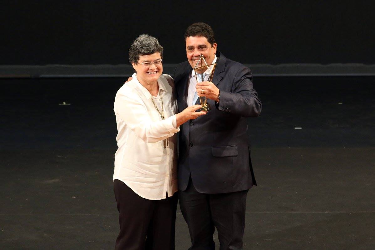 Maria Salete Cavalcanti entrega troféu a Joaquim Caracas representante da Impacto Protensão.