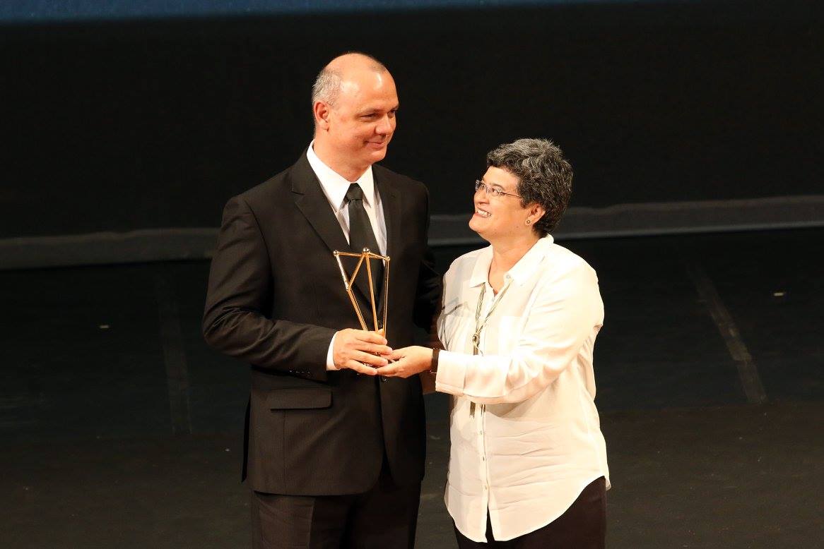 Maria Salete Cavalcanti entrega troféu a Mardonio Duarte, representante da Atlanta.
