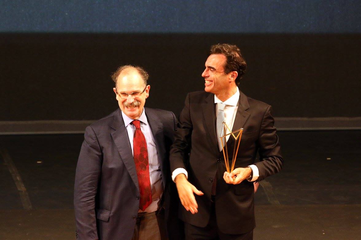 Glauco Arbix entrega troféu a Eric Stobbaerts, representante da DNDI América Latina.