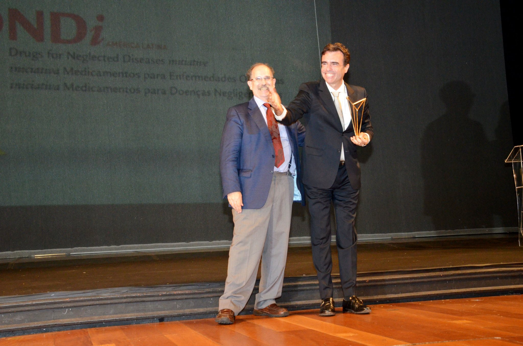 Eric Stobbaerts com o troféu da categoria Tecnologia Social da Região Sudeste.