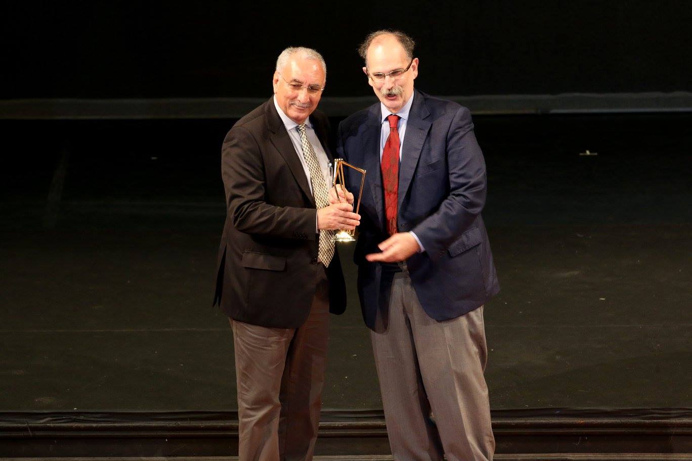 Glauco Arbix entrega troféu a Jose Eustaquio Machado, representante da Votorantim Cimentos