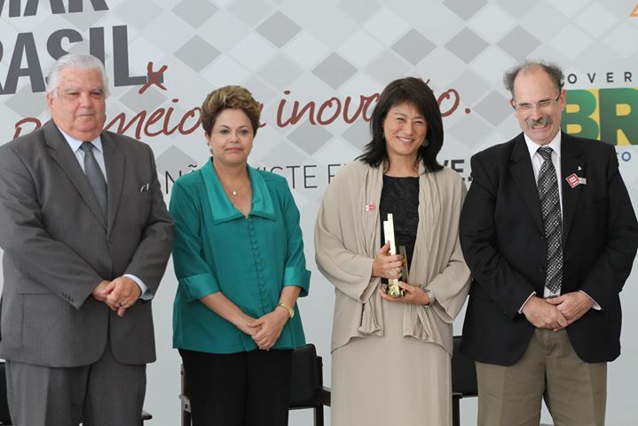 Luciana Hashiba, diretora da Natura, 2º lugar da categoria Grande Empresa, com a presidenta Dilma Rousseff, o ministro Marco Antonio Raupp, e Glauco Arbix.