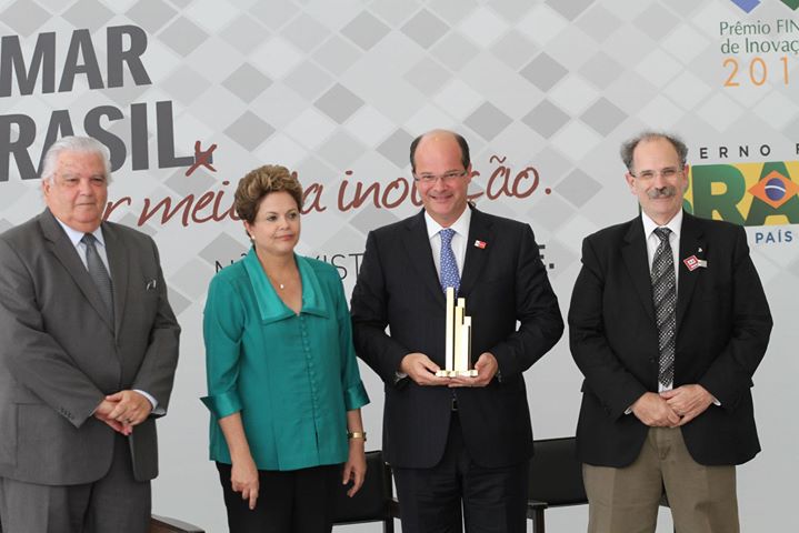 Frederico Curado, diretor presidente da Embraer, 1º lugar da categoria Grande Empresa, com a presidenta Dilma Rousseff, o ministro Marco Antonio Raupp, e Glauco Arbix.
