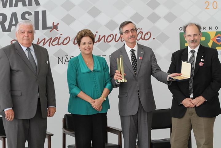 Marco Aurélio Machado, vencedor da categoria Inventor Inovador, com a presidenta Dilma Rousseff, o ministro Marco Antonio Raupp, e Glauco Arbix.