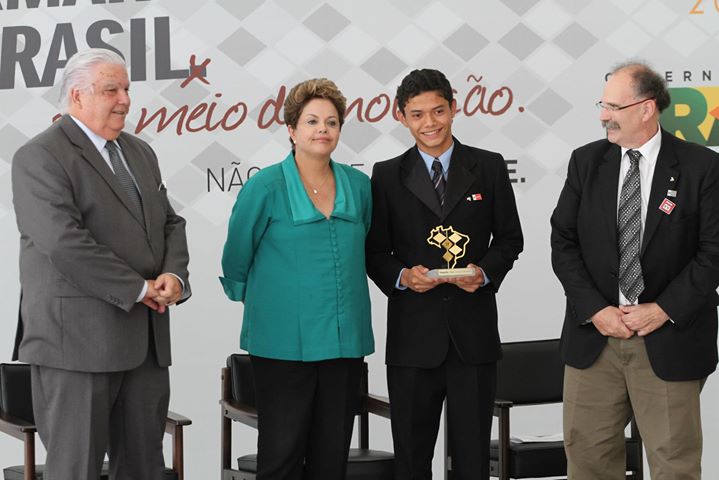 Miguel dos Santos, vencedor da categoria Jovem Inovador, com a presidenta Dilma Rousseff, o ministro Marco Antonio Raupp, e Glauco Arbix.