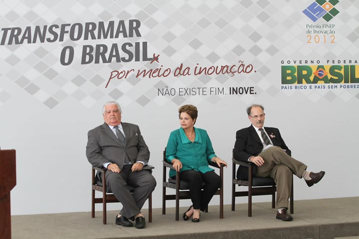 A presidenta Dilma Rousseff, entre o ministro Marco Antonio Raupp, do MCTI, e o presidente da FINEP, Glauco Arbix.