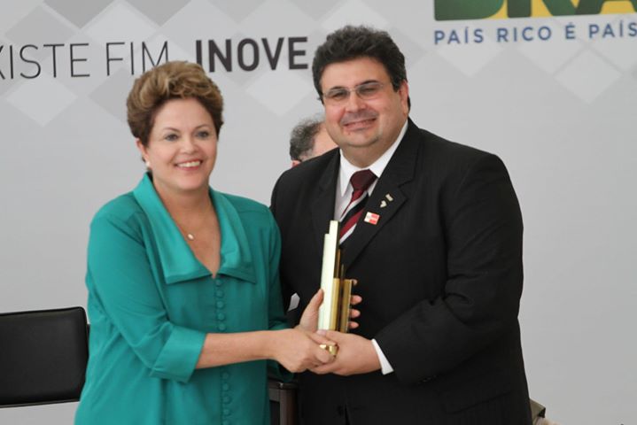Marcelo de Oliveira Marques, diretor do Inatel Competence Center, vencedor da categoria ICT, recebe troféu de presidenta Dilma Rousseff.