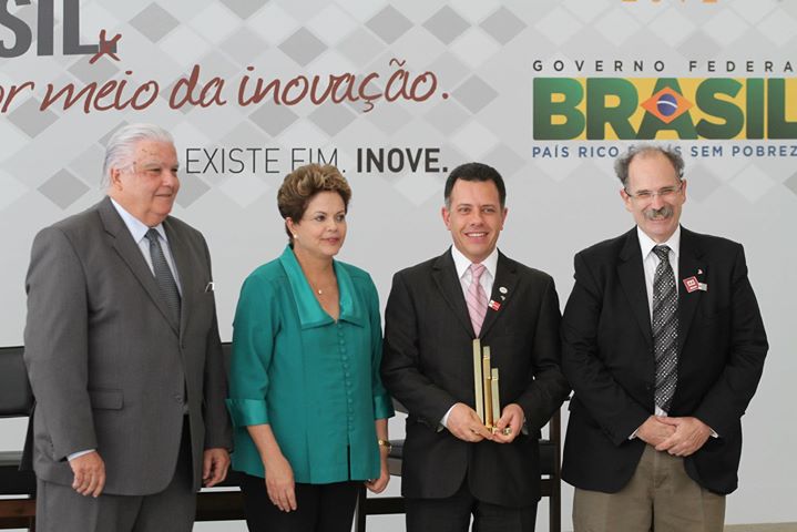 Luiz Carlos Teixeira, presidente da IACIT, vencedor da categoria Média Empresa, com a presidenta Dilma Rousseff, o ministro Marco Antonio Raupp, e Glauco Arbix.