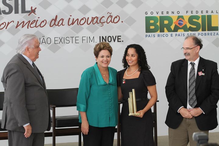 Dávila Suelen Corrêa, pesquisadora do Instituto de Desenvolvimento Sustentável Mamirauá, vencedor da categoria Tecnologia Social, recebe troféu da presidenta Dilma Rousseff.