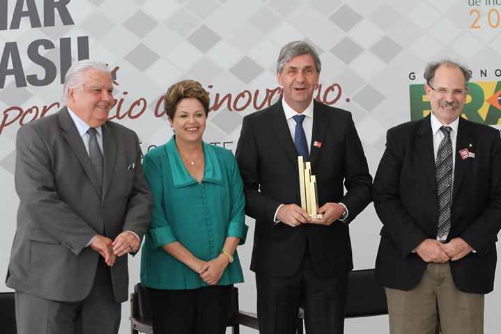 Antonio Morschbacker, diretor da Braskem, ganhador da categoria Inovação Sustentável, com a presidenta Dilma Rousseff, o ministro Marco Antonio Raupp, e Glauco Arbix.