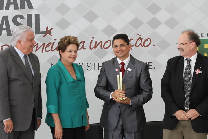 Marivaldo Albuquerque, diretor da Pentop, vencedor da categoria Tecnologia Assistiva, com a presidenta Dilma Rousseff, o ministro Marco Antonio Raupp, e Glauco Arbix.