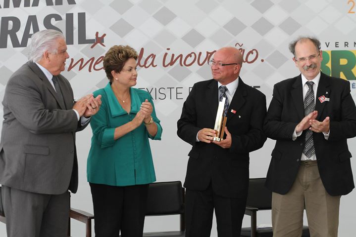 Siegfried Kreutzfeld, diretor da Weg, 3º lugar da categoria Grande Empresa, com a presidenta Dilma Rousseff, o ministro Marco Antonio Raupp, e Glauco Arbix.