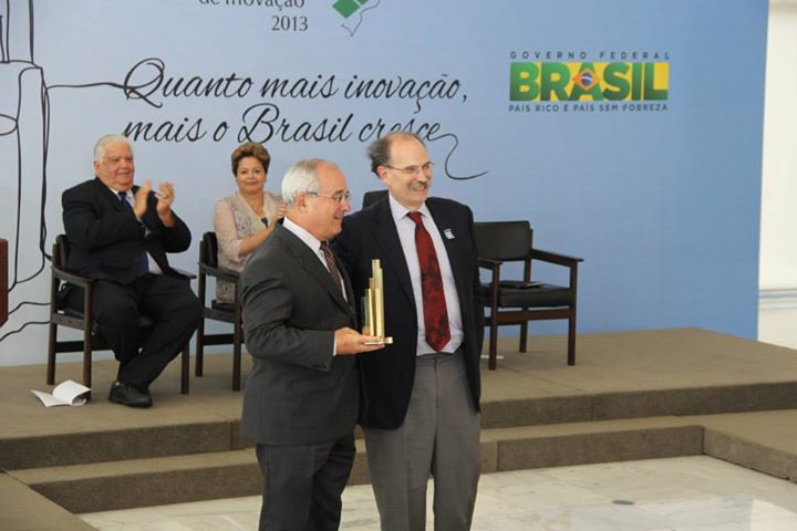 Presidente da Finep, Glauco Arbix, entrega troféu a Claudio Aparecido, do CPqD, vencedor na categoria ICT.