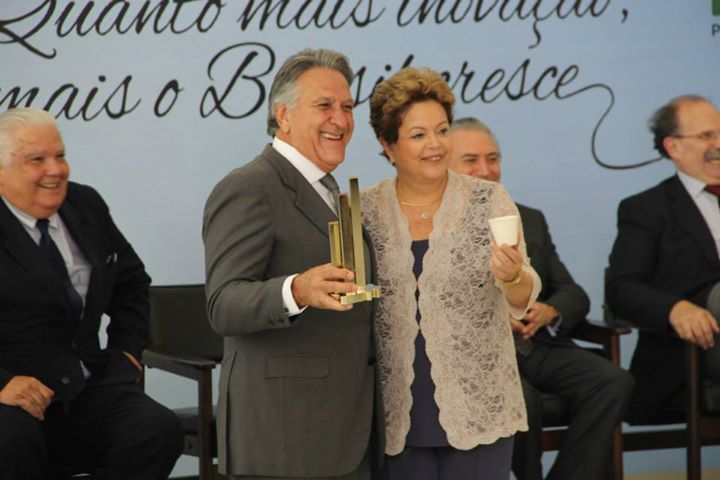 Presidenta Dilma Rousseff entrega troféu a Claudio Rocha Bastos, do CBPAK, vencedor na categoria Inovação Sustentável.