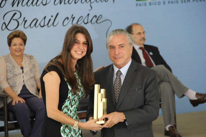 Vice-presidente Michel Temer entrega troféu a Diana Finkler, da Mariana Tecnologia, vencedora na categoria Pequena Empresa.