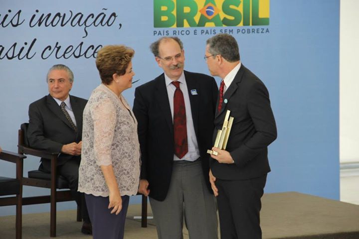 Luiz Augusto Mesquita de Azevedo, da Funtac, vencedor da categoria Tecnologia Social, recebe troféu da presidenta Dilma e do presidente da Finep, Glauco Arbix.