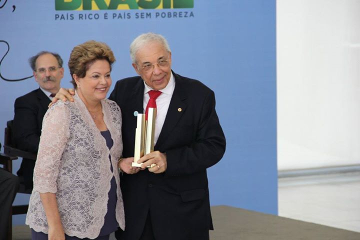 Presidenta Dilma Rousseff entrega troféu a Domingo Braile, da Braile Biomédica, vencedora da categoria Média Empresa.