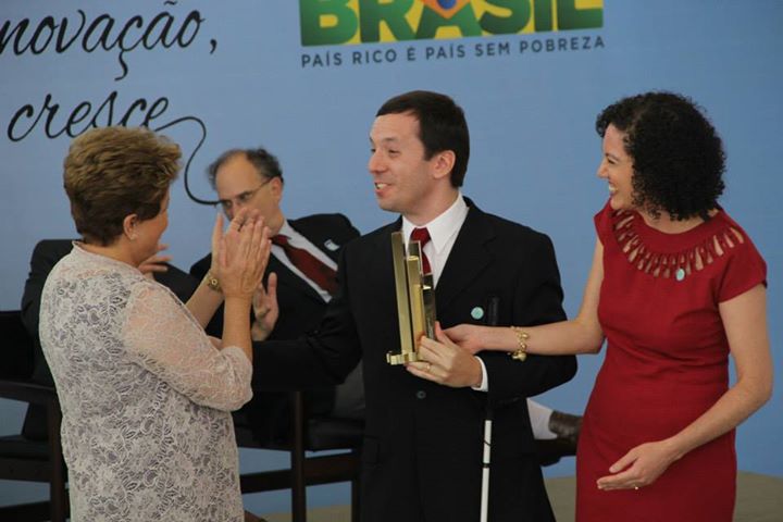 Presidenta Dilma entrega troféu a Fernando Botelho, da F123 Consulting, campeão da categoria Tecnologia Assistiva.