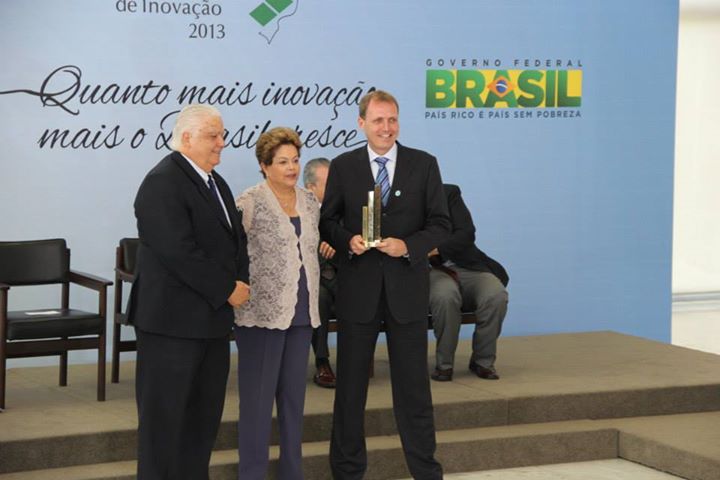 Fábio Klein, da EMBRACO, terceira colocada na categoria Grande Empresa, recebe troféu da presidenta Dilma Rousseff e do Ministro do MCTI, Marco Antonio Raupp.