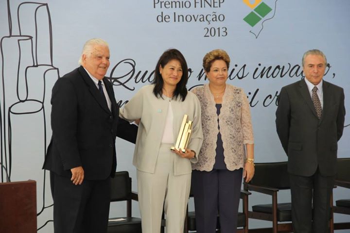 Luciana Hashiba, da Natura, vencedora da categoria Grande Empresa, recebe troféu da presidenta Dilma, acompanhada pelo ministro do MCTI, Marco Antonio Raupp e do vice-presidente Michel Temer.